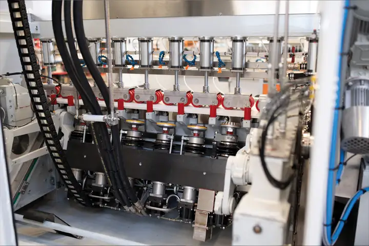 OSCILLATING SPINDLES TO POLISH THE EDGE